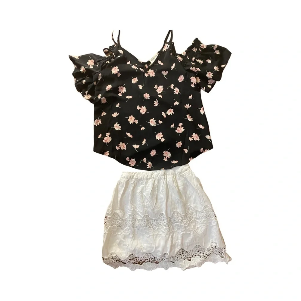 🍒5-$50 Flowered shirt + skirt
Sienna Sky cold shoulder Top
Forever 21 Skirt - Picture 8 of 9